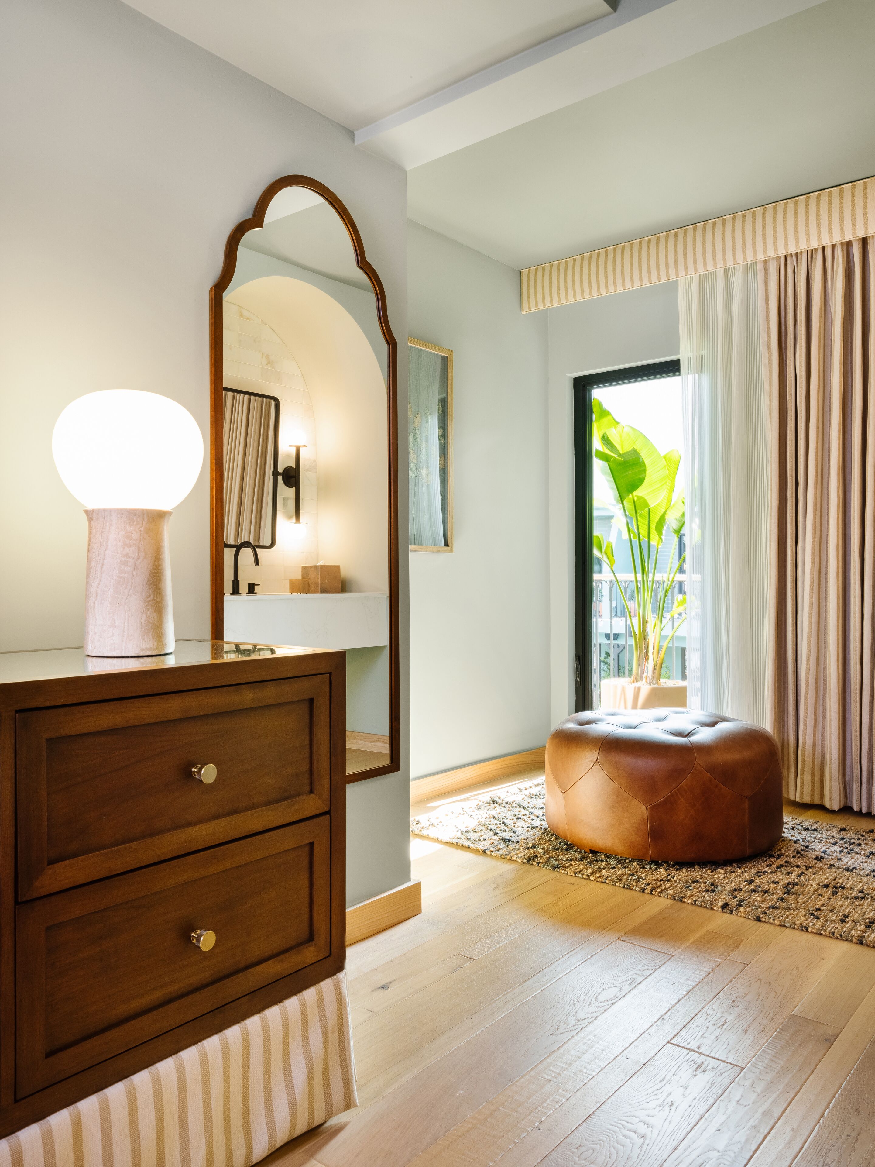 The Queen | Hypo-allergenic bedding, Select Comfort beds, minibar, in-room safe