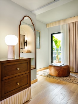 Standard Room, 1 Queen Bed | Hypo-allergenic bedding, Select Comfort beds, minibar, in-room safe at Palihotel Hollywood near Universal Studios