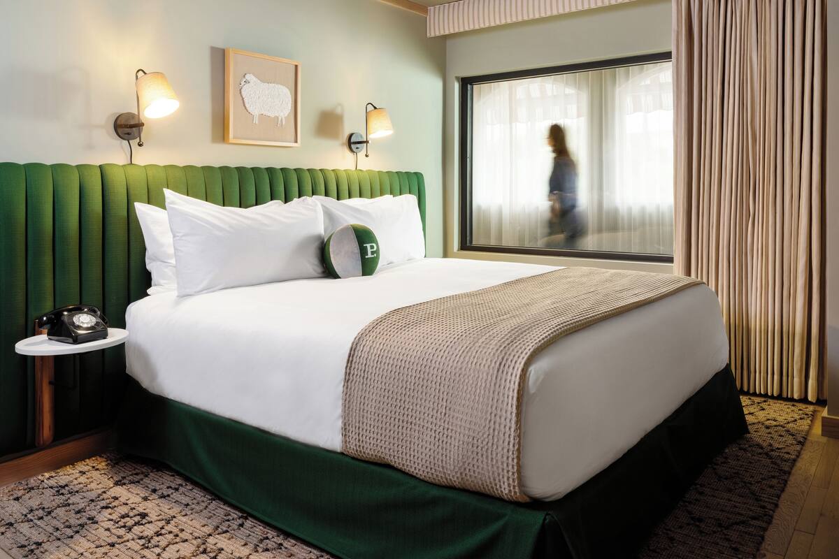 Phòng cơ bản, 1 giường cỡ king, không cửa sổ (Night Owl Room) | Bộ đồ giường kháng dị ứng, nệm có lớp đệm bông, minibar 