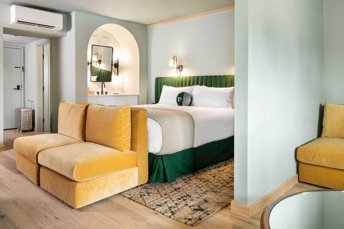 Phòng Suite, 1 giường cỡ king (The King Suite) | Bộ đồ giường kháng dị ứng, nệm có lớp đệm bông, minibar 