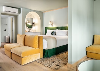 Superior Suite, 1 King Bed (The King Suite) | Hypo-allergenic bedding, Select Comfort beds, minibar, in-room safe at Palihotel Hollywood near Universal Studios