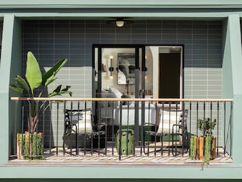 Hypo-allergenic bedding, Select Comfort beds, minibar, in-room safe at Palihotel Hollywood near Universal Studios