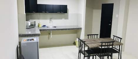 Microwave, dishwasher, cookware/dishes/utensils, paper towels