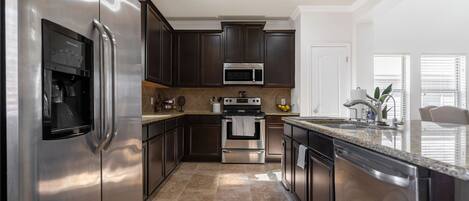 Kjøleskap, mikrobølgeovn, kokeplater og oppvaskmaskin