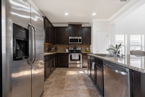 Refrigerador, microondas, placa de cocina, lavavajillas