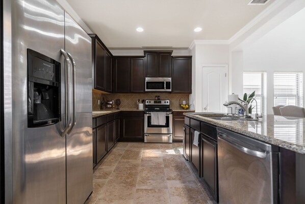 Refrigerador, microondas, placa de cocina, lavavajillas