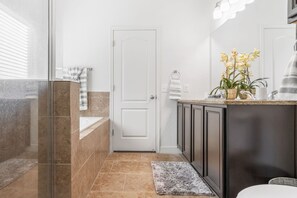 Dusche, Haartrockner, Handtücher, Toilettenpapier