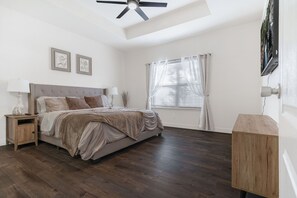 4 habitaciones, tabla de planchar con plancha, wifi y ropa de cama 