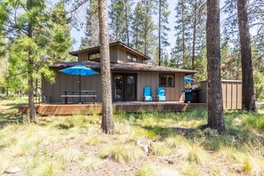 Outdoor dining - LUPI01 - Great for Families, Dog Friendly, AC, Fireplace, Hot Tub (Sunriver)