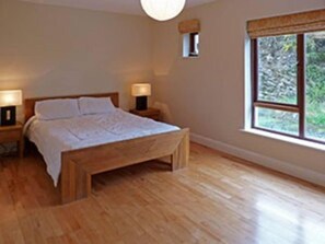 4 bedrooms, iron/ironing board, free WiFi, bed sheets