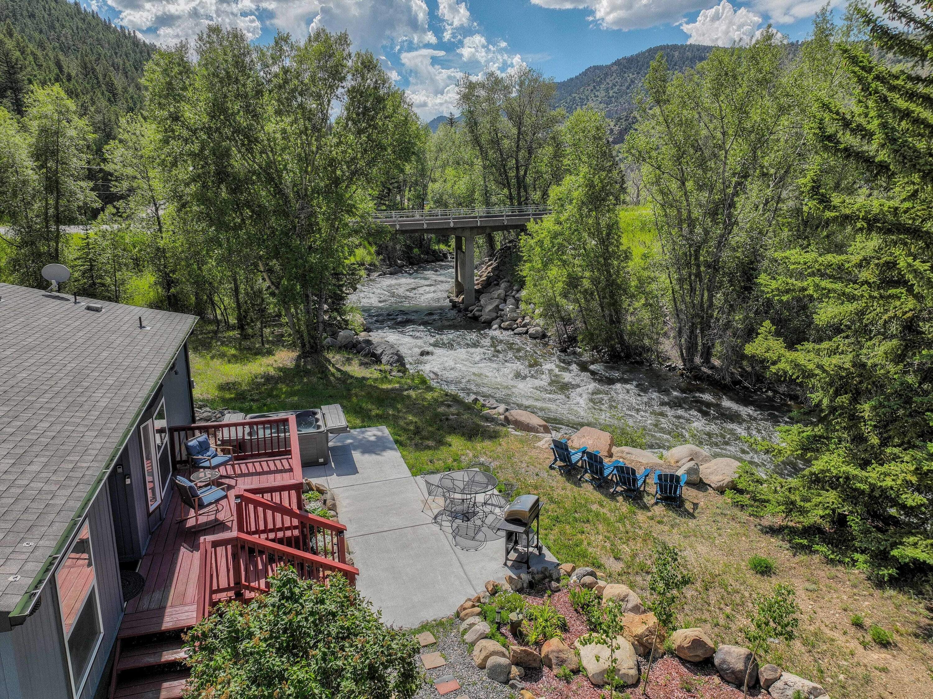 Rafting basecamp! Hot tub Views of Creek