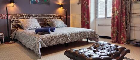 2 slaapkamers, een strijkplank/strijkijzer, reisbedje, gratis wifi