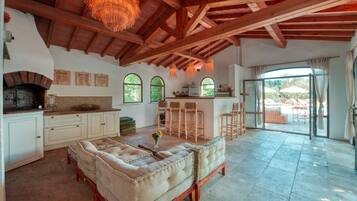 Fernseher, Kamin, Tischtennisplatte, Bücher