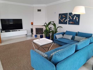 Smart TV, fireplace
