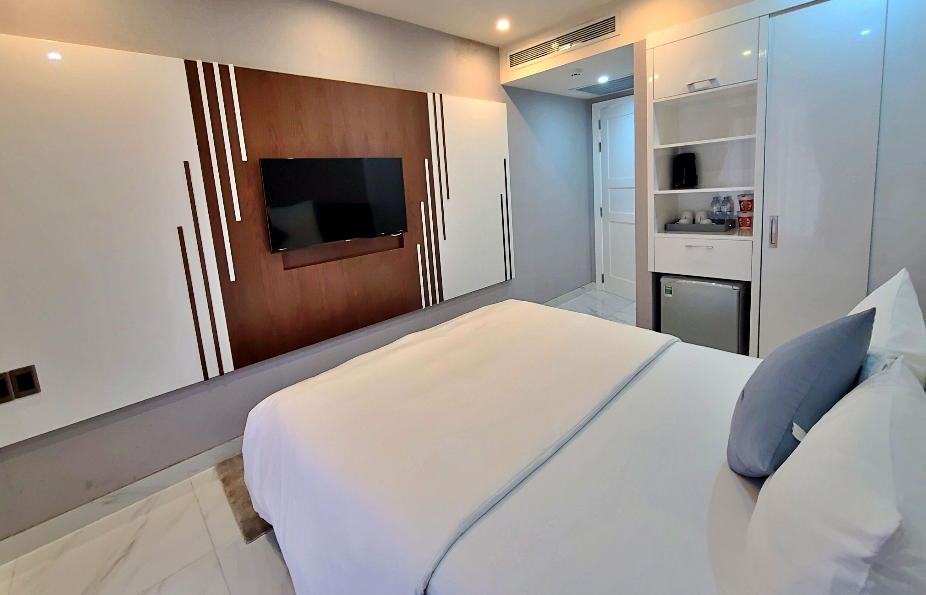 Desk, laptop workspace, free WiFi