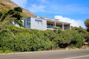 Exterior - Open Plan Family-friendly, walking distance to beach, With Pool.   (Cape Town)