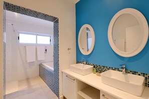 Shower, hair dryer, towels, soap - Open Plan Family-friendly, walking distance to beach, With Pool.   (Cape Town)