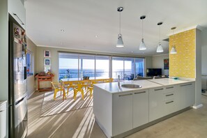 Fridge, microwave, oven, stovetop - Open Plan Family-friendly, walking distance to beach, With Pool.   (Cape Town)