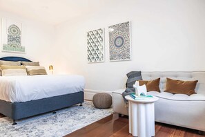 Desk, iron/ironing board, WiFi, bed sheets