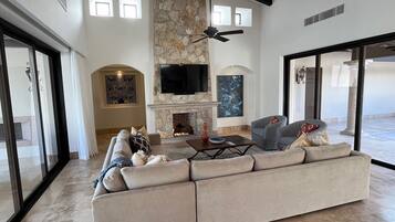 Smart TV, chimenea, estéreo