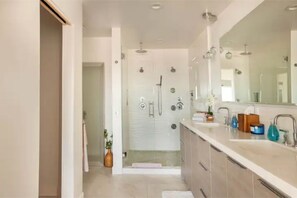 Dusche, Haartrockner, Bidet, Handtücher