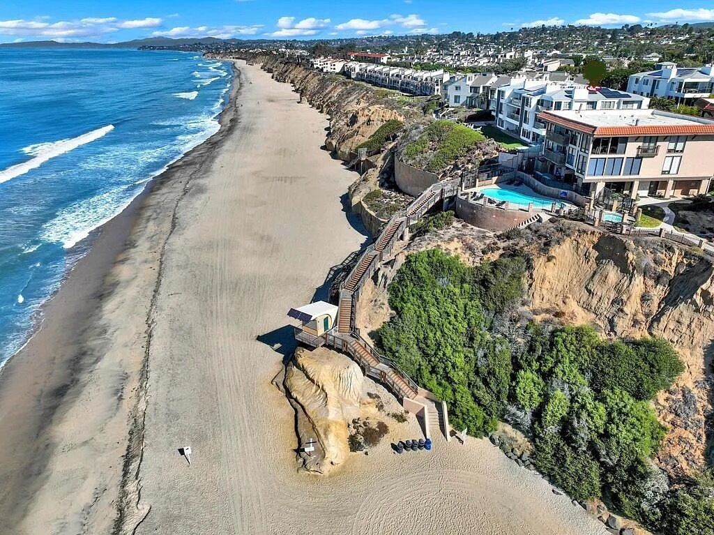 Beach nearby, sun-loungers, beach towels
