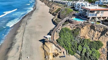 Beach nearby, sun loungers, beach towels