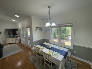 Dining - Pristine Pinehurst #6 home - Gated backyard - 2 min to courses. Handicap Access (Pinehurst)