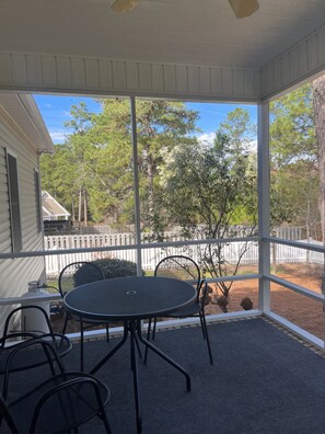 Outdoor dining - Pristine Pinehurst #6 home - Gated backyard - 2 min to courses. Handicap Access (Pinehurst)