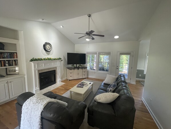 Smart TV, fireplace, DVD player, table football - Pristine Pinehurst #6 home - Gated backyard - 2 min to courses. Handicap Access (Pinehurst)
