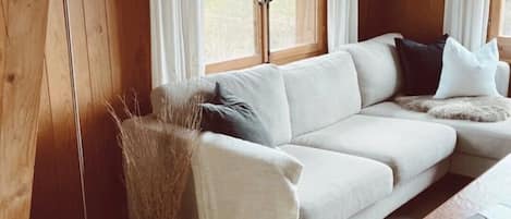 Televisie, een open haard, een dvd-speler en een stereo