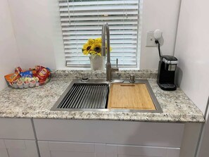 Refrigerador, microondas, horno y cafetera y tetera 