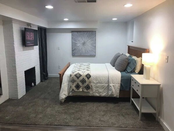 Desk, iron/ironing board, WiFi