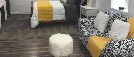 Desk, iron/ironing board, WiFi