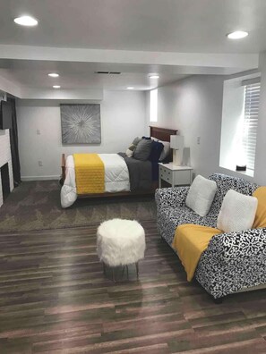 Escritorio, tabla de planchar con plancha y wifi 