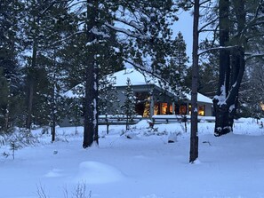 Exterior - The Birch Abode: Spacious & Serene, Sleeps 8, SHARC included, Dog Friendly! (Sunriver)