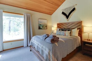 3 habitaciones, escritorio y tabla de planchar con plancha 