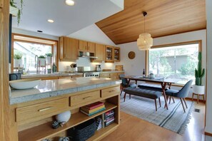 Fridge, microwave, oven, stovetop - The Birch Abode: Spacious & Serene, Sleeps 8, SHARC included, Dog Friendly! (Sunriver)