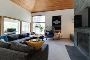 Smart TV, fireplace, video games, books - The Birch Abode: Spacious & Serene, Sleeps 8, SHARC included, Dog Friendly! (Sunriver)