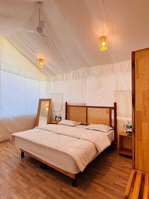 Tenda de campanya de luxe | Roba de llit d'alta qualitat, cobrellits, wifi gratuïta i roba de llit 