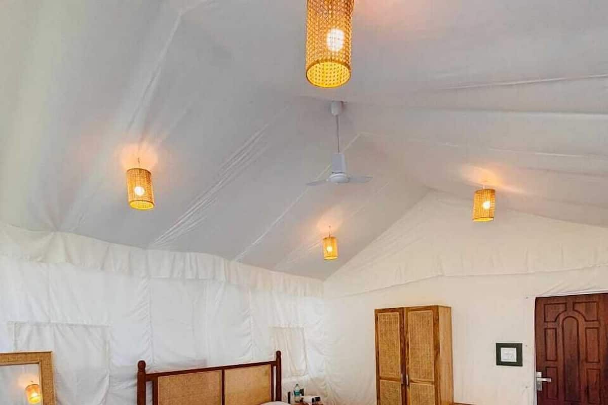 Tenda Mewah | Seprai premium, selimut bulu angsa, Wi-Fi gratis, dan seprai linen