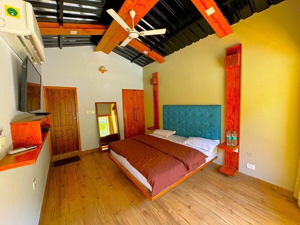 Un dormitorio con cama, armario de madera, ventilador de techo y espejo.