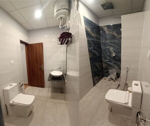 Premium Double Room | Bathroom | Shower, rainfall showerhead, bidet, towels - Camp Brook (Yamkeshwar)