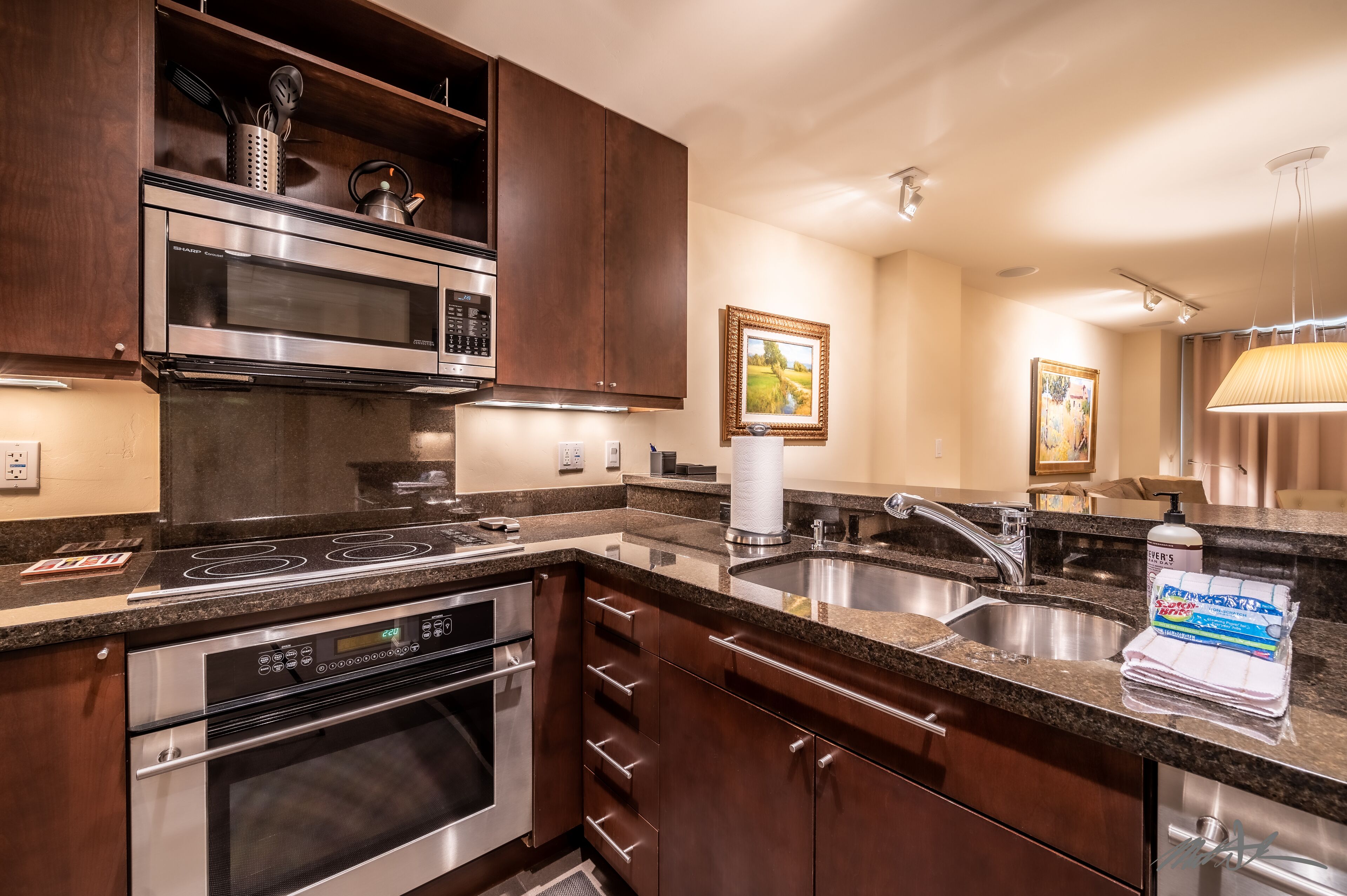 ثلاجة، ميكروويف، فرن، موقد طهي مسطح