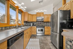 Kjøleskap, mikrobølgeovn, ovn og kokeplater