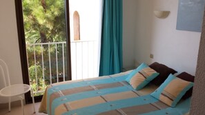 3 bedrooms, iron/ironing board, travel cot
