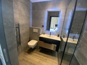 Een douche, een haardroger, handdoeken, toiletpapier