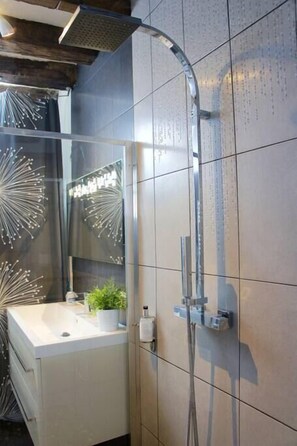 Badewanne, Haartrockner, Handtücher