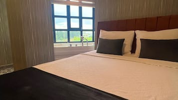 Suite estudio Deluxe | Ropa de cama hipoalergénica, colchones Select Comfort, escritorio