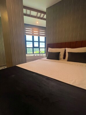Deluxe studio suite | Hypoallergeen beddengoed, Select Comfort-bedden, een bureau
